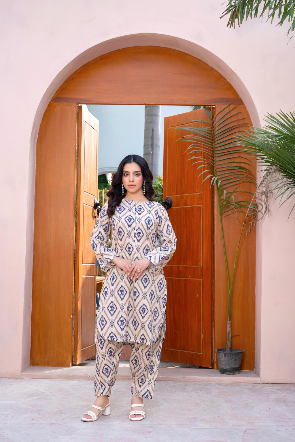 Stitched 2-Piece Suit – Blue Geometric Elegance