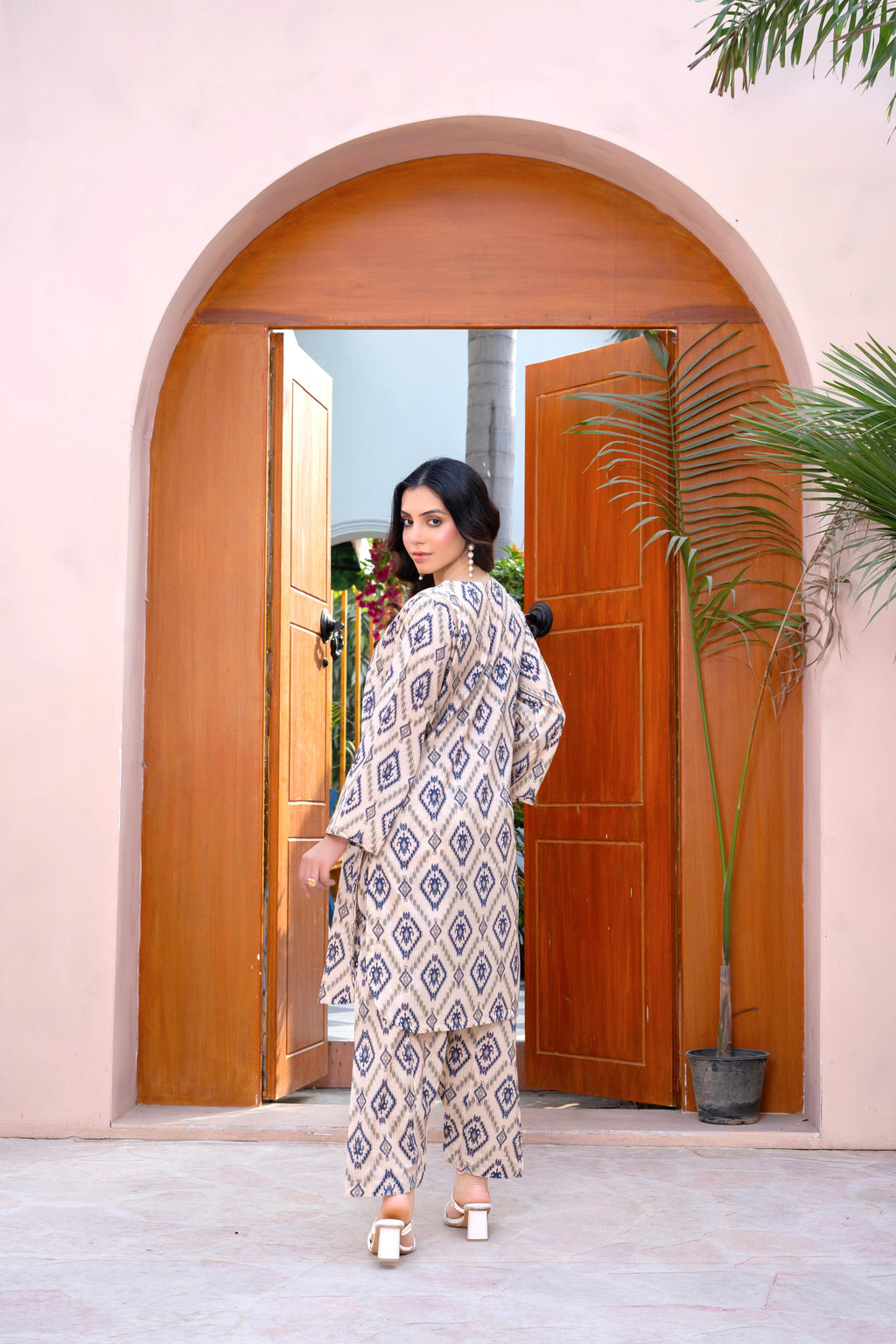 Stitched 2-Piece Suit – Blue Geometric Elegance